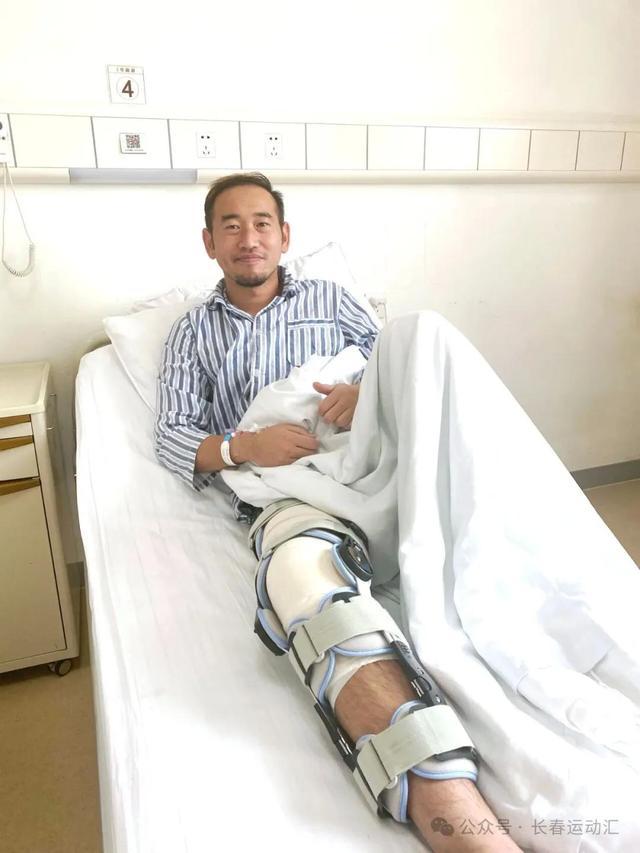 博主：吴亚轲已经成功完成右膝手术，预计康复时间3-4个月