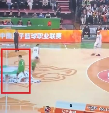 开云-什么情况？辽粤大战争议画面曝光 徐杰被撞倒 技术台人员竟鼓掌